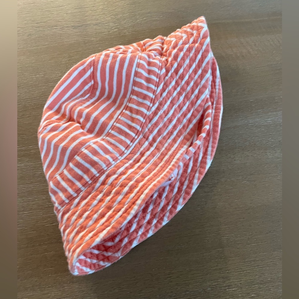 🎀 5 for $30 Old Navy Bucket Hat in White and Orange Stripes 0-6M - Picture 2 of 3